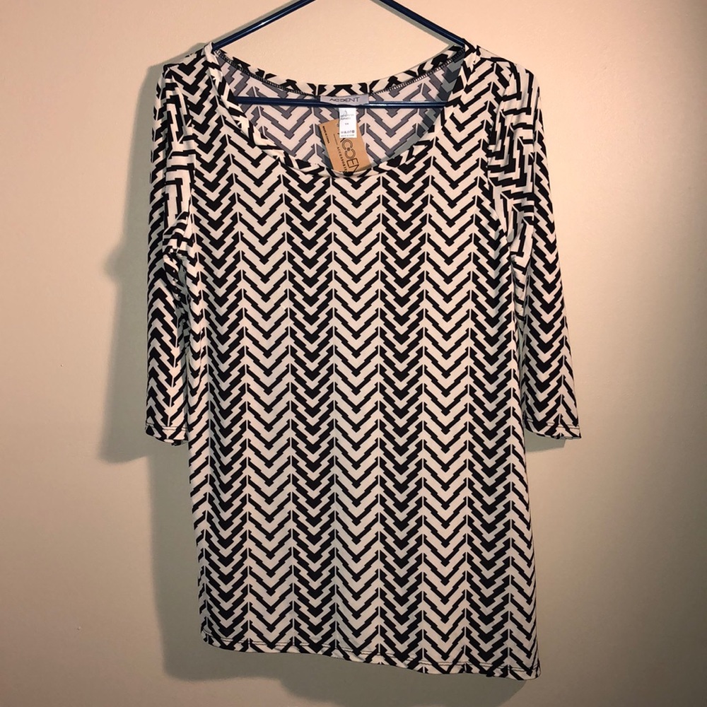 Accent Dress Top Black & Off White Chevron Print